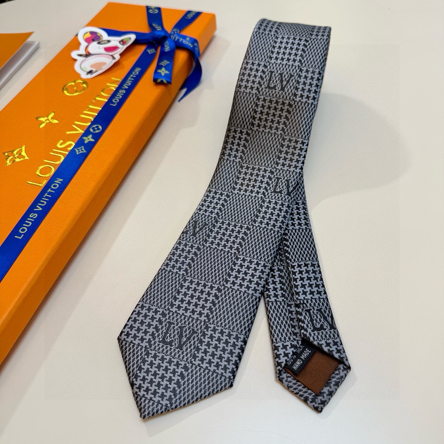 🌾 专柜同步新款 LV棋盘格领带👔👔，稀有😻😻展现精湛手工与时尚优雅的理想选择，这款领带将标志性的路易威