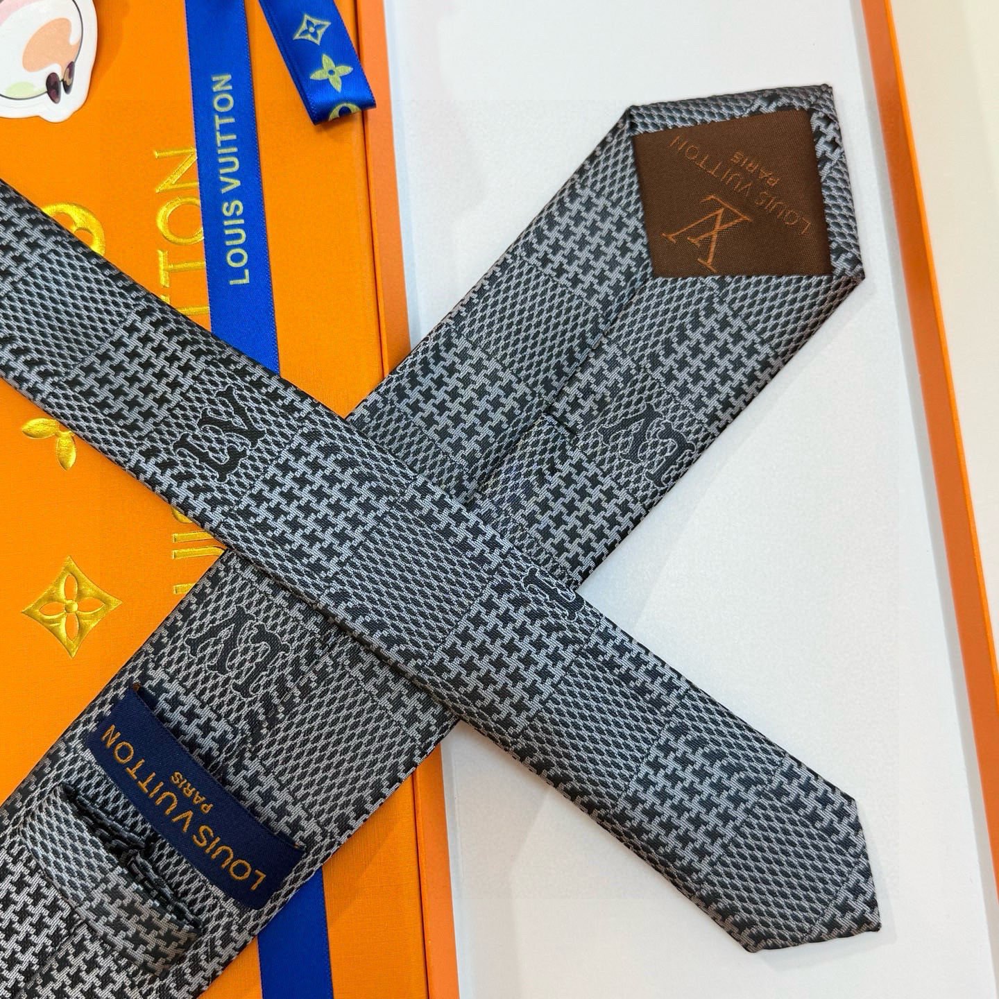 🌾 专柜同步新款 LV棋盘格领带👔👔，稀有😻😻展现精湛手工与时尚优雅的理想选择，这款领带将标志性的路易威