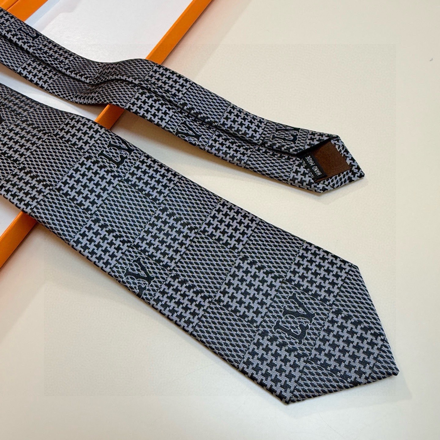 🌾 专柜同步新款 LV棋盘格领带👔👔，稀有😻😻展现精湛手工与时尚优雅的理想选择，这款领带将标志性的路易威