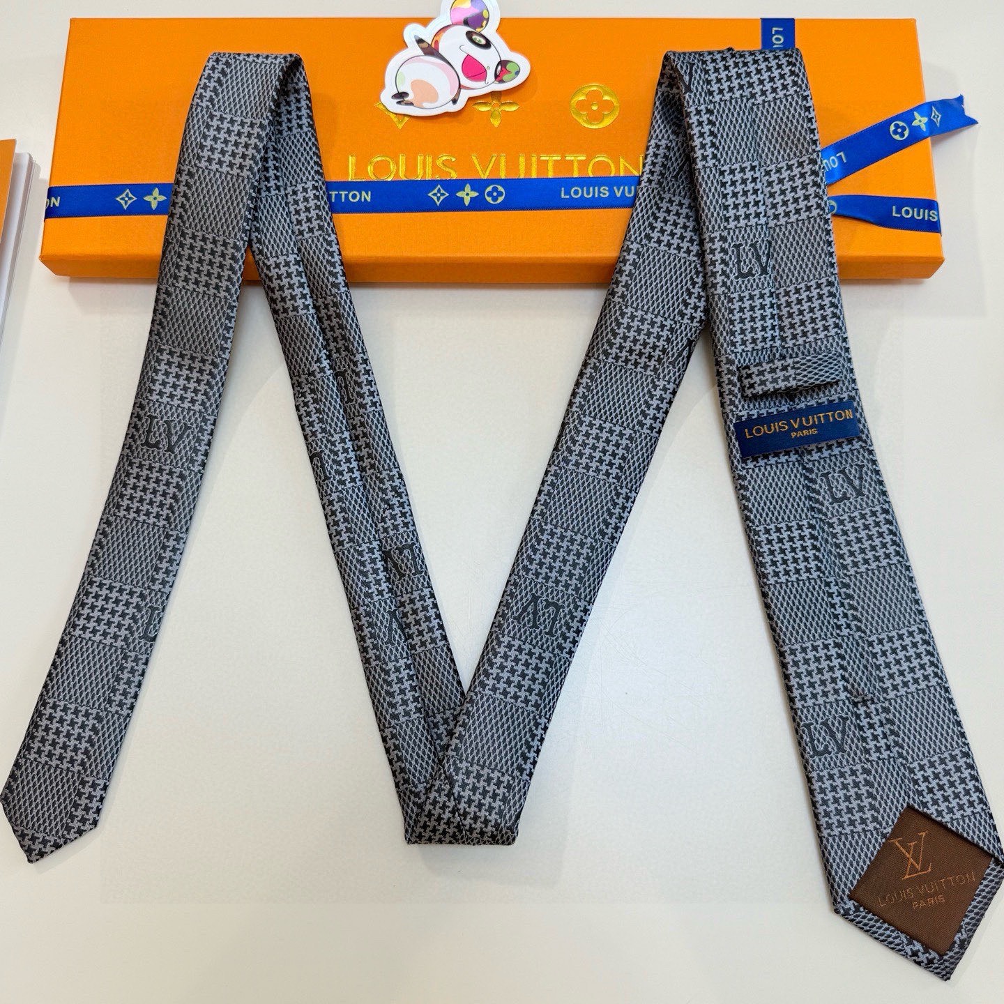 🌾 专柜同步新款 LV棋盘格领带👔👔，稀有😻😻展现精湛手工与时尚优雅的理想选择，这款领带将标志性的路易威