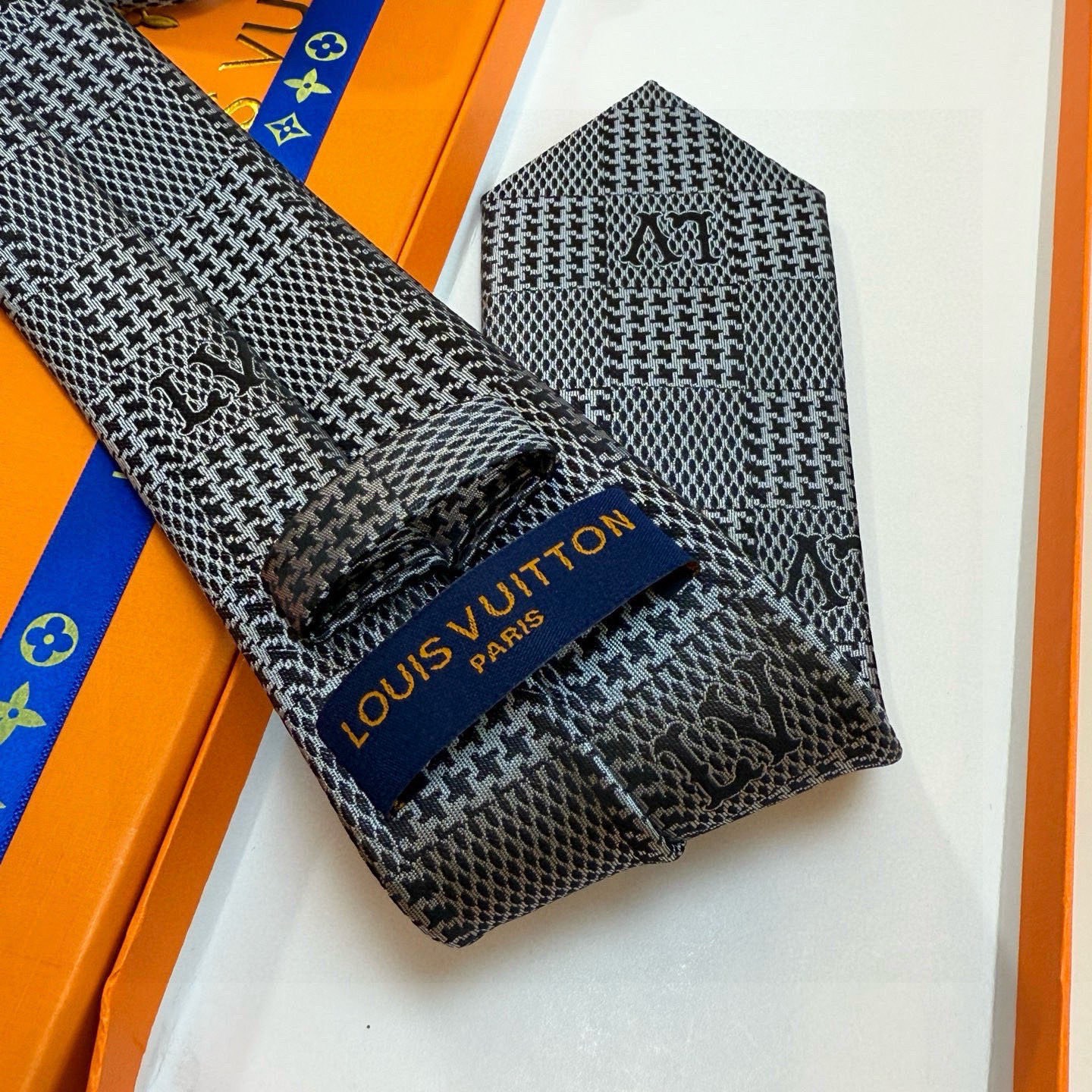 🌾 专柜同步新款 LV棋盘格领带👔👔，稀有😻😻展现精湛手工与时尚优雅的理想选择，这款领带将标志性的路易威