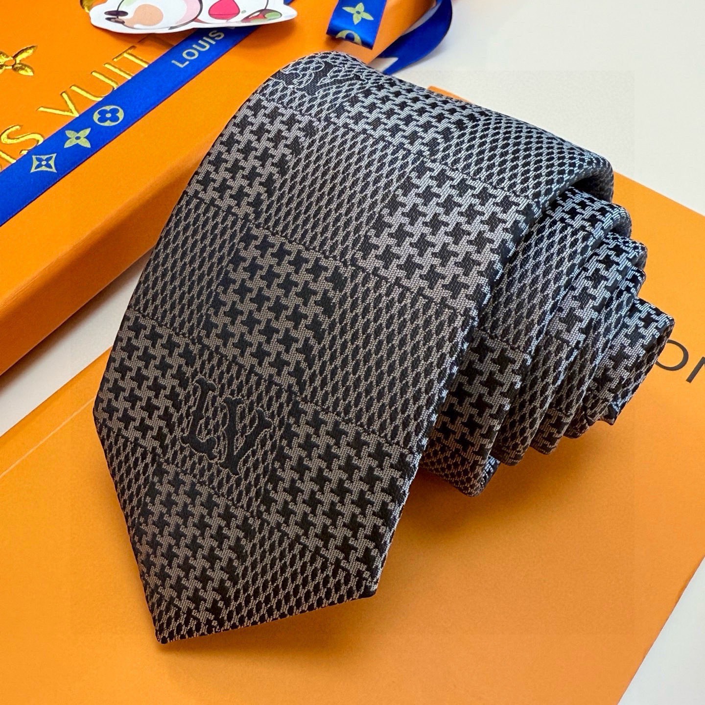 🌾 专柜同步新款 LV棋盘格领带👔👔，稀有😻😻展现精湛手工与时尚优雅的理想选择，这款领带将标志性的路易威