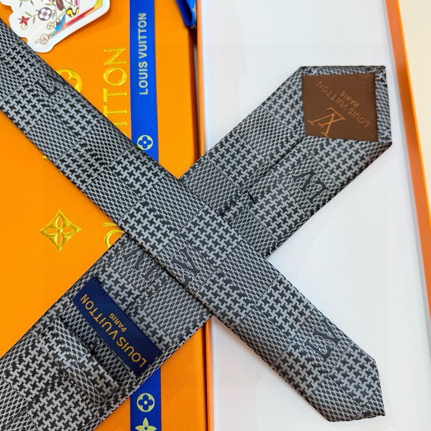 🌾 专柜同步新款 LV棋盘格领带👔👔，稀有😻😻展现精湛手工与时尚优雅的理想选择，这款领带将标志性的路易威