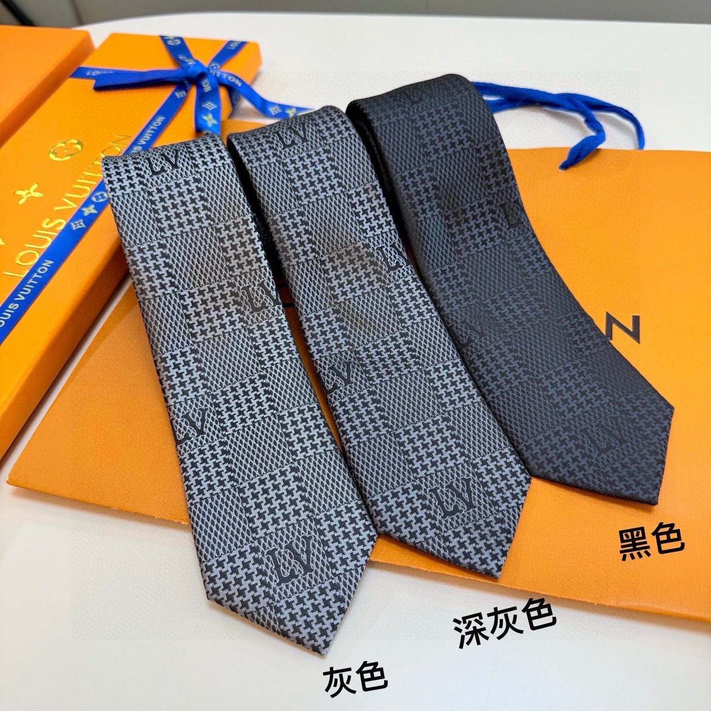 🌾 专柜同步新款 LV棋盘格领带👔👔，稀有😻😻展现精湛手工与时尚优雅的理想选择，这款领带将标志性的路易威