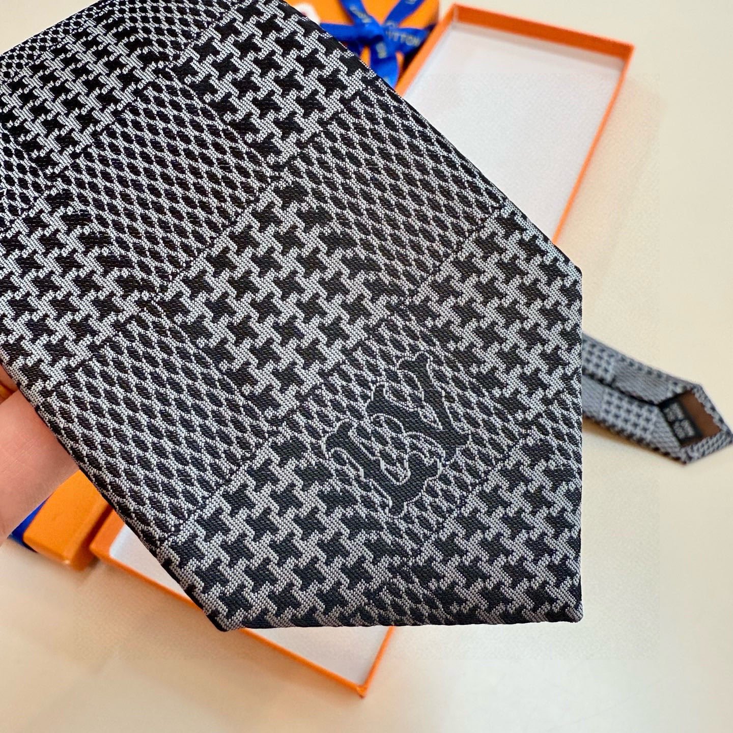 🌾 专柜同步新款 LV棋盘格领带👔👔，稀有😻😻展现精湛手工与时尚优雅的理想选择，这款领带将标志性的路易威