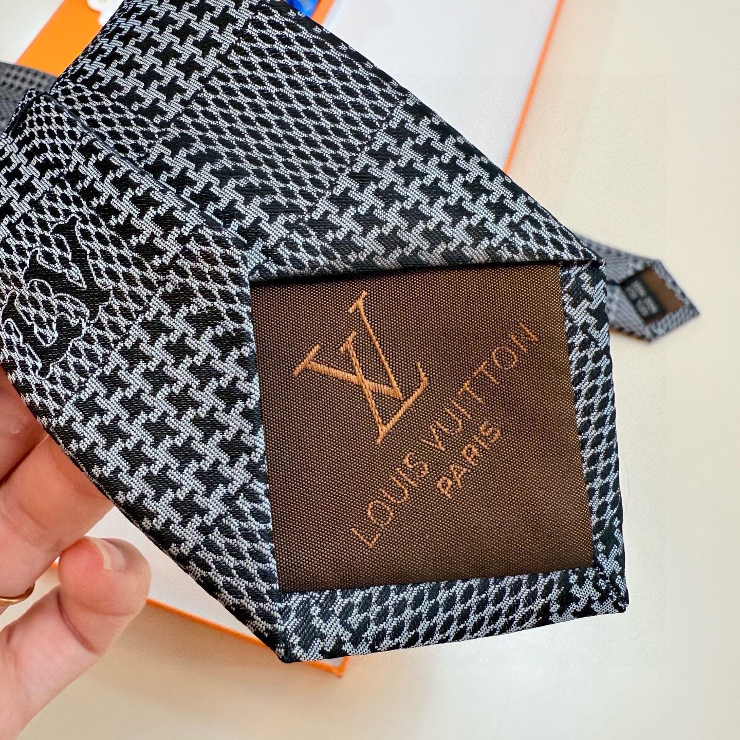 🌾 专柜同步新款 LV棋盘格领带👔👔，稀有😻😻展现精湛手工与时尚优雅的理想选择，这款领带将标志性的路易威