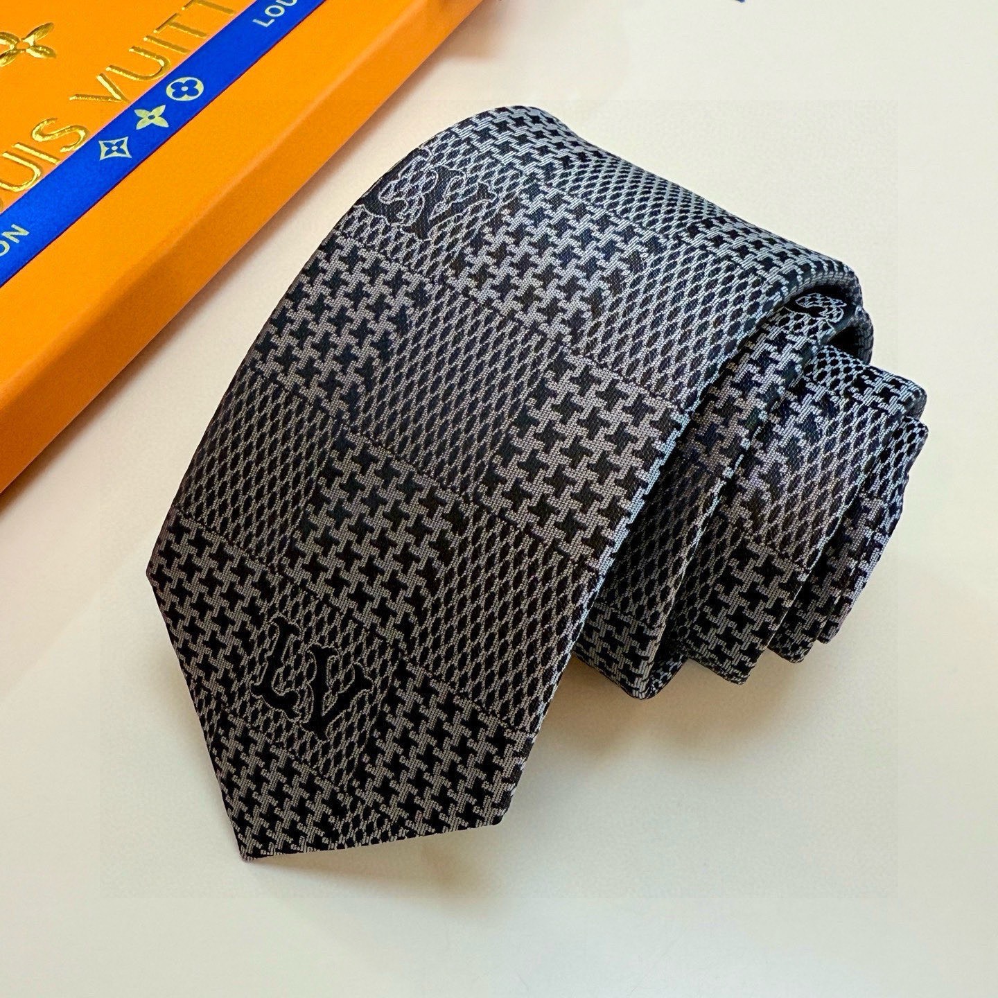 🌾 专柜同步新款 LV棋盘格领带👔👔，稀有😻😻展现精湛手工与时尚优雅的理想选择，这款领带将标志性的路易威