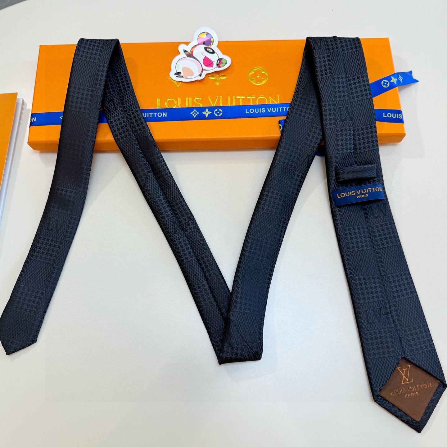 🌾 专柜同步新款 LV棋盘格领带👔👔，稀有😻😻展现精湛手工与时尚优雅的理想选择，这款领带将标志性的路易威