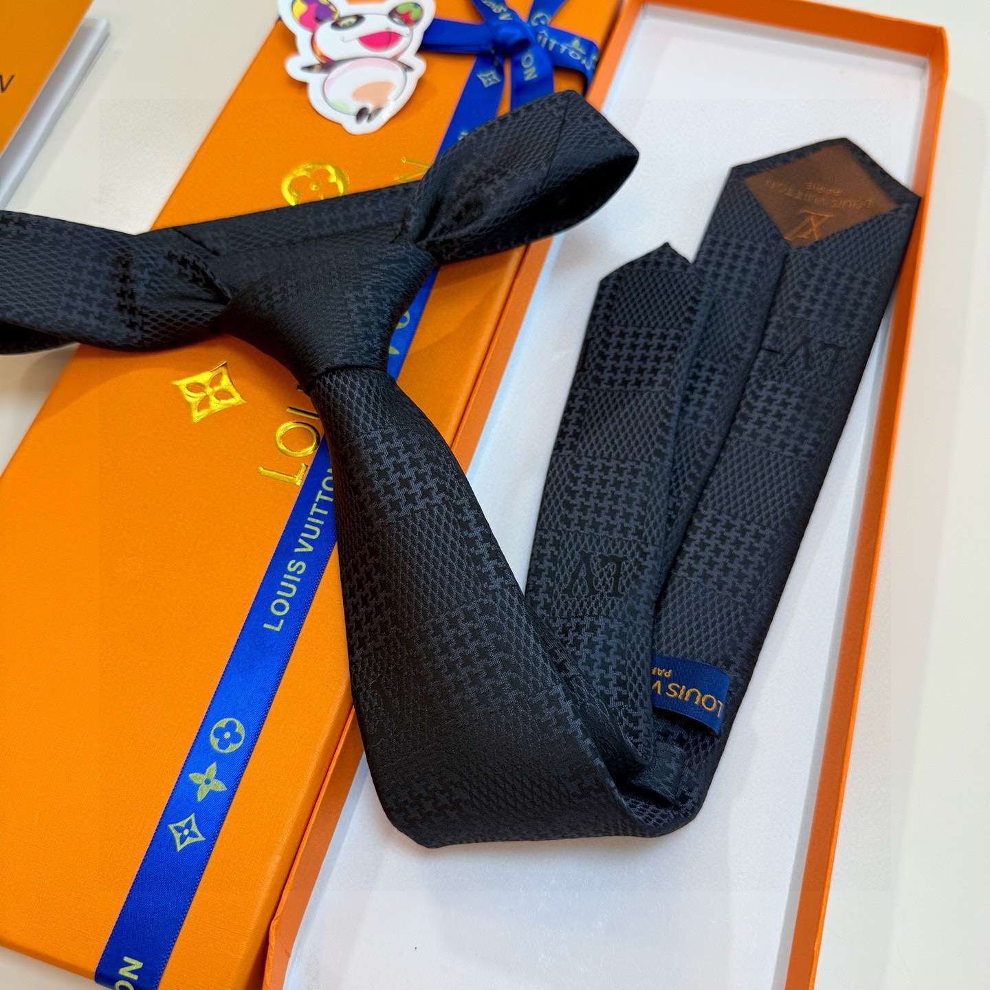 🌾 专柜同步新款 LV棋盘格领带👔👔，稀有😻😻展现精湛手工与时尚优雅的理想选择，这款领带将标志性的路易威