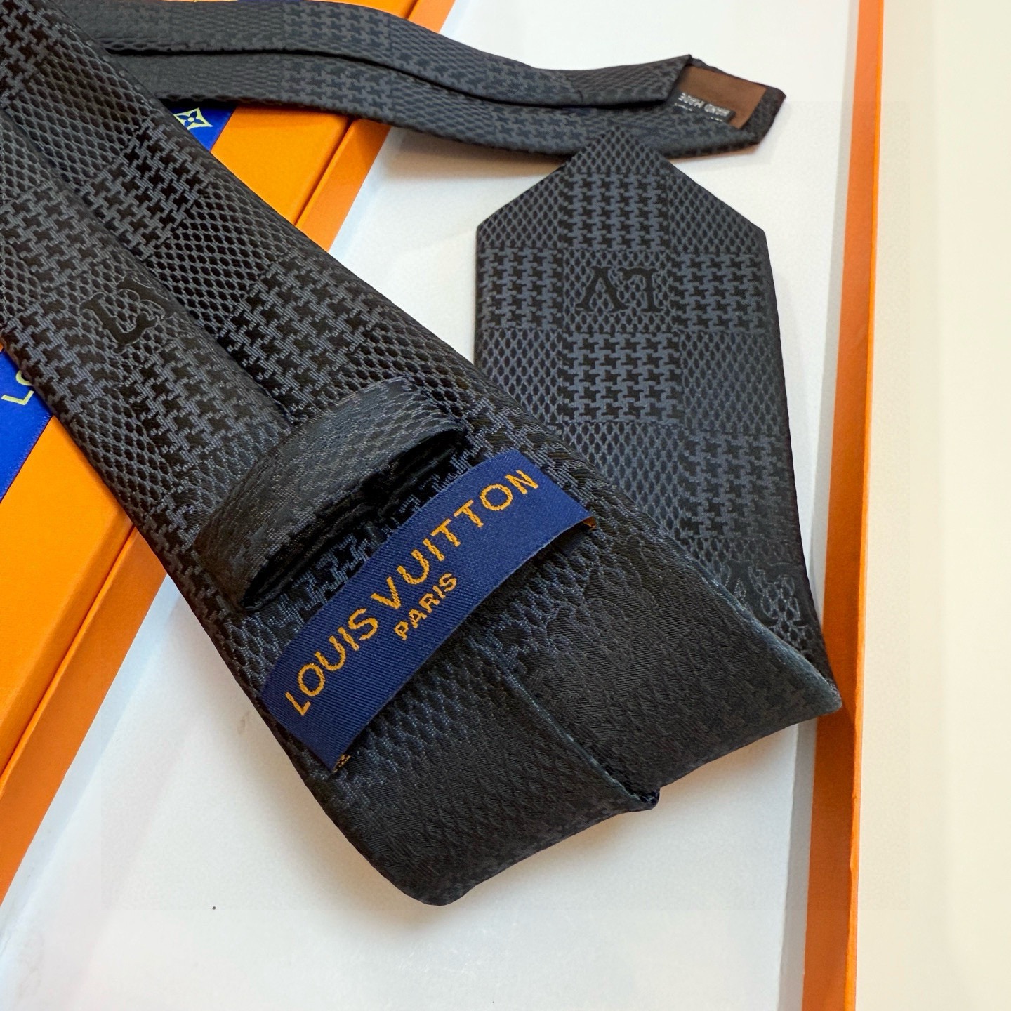 🌾 专柜同步新款 LV棋盘格领带👔👔，稀有😻😻展现精湛手工与时尚优雅的理想选择，这款领带将标志性的路易威