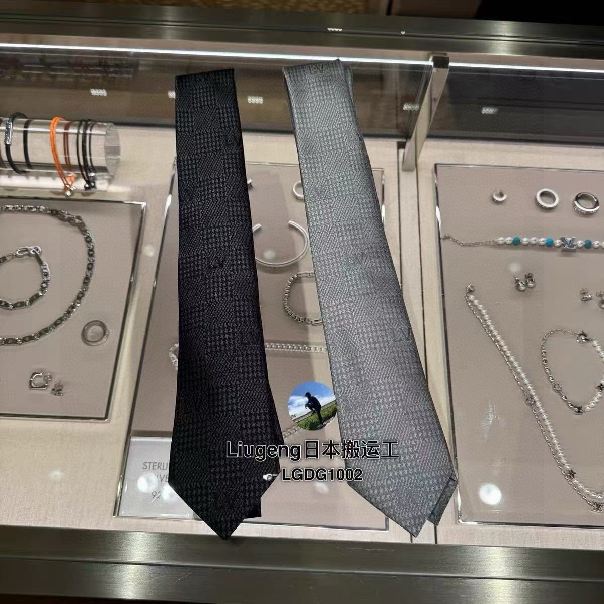 🌾 专柜同步新款 LV棋盘格领带👔👔，稀有😻😻展现精湛手工与时尚优雅的理想选择，这款领带将标志性的路易威