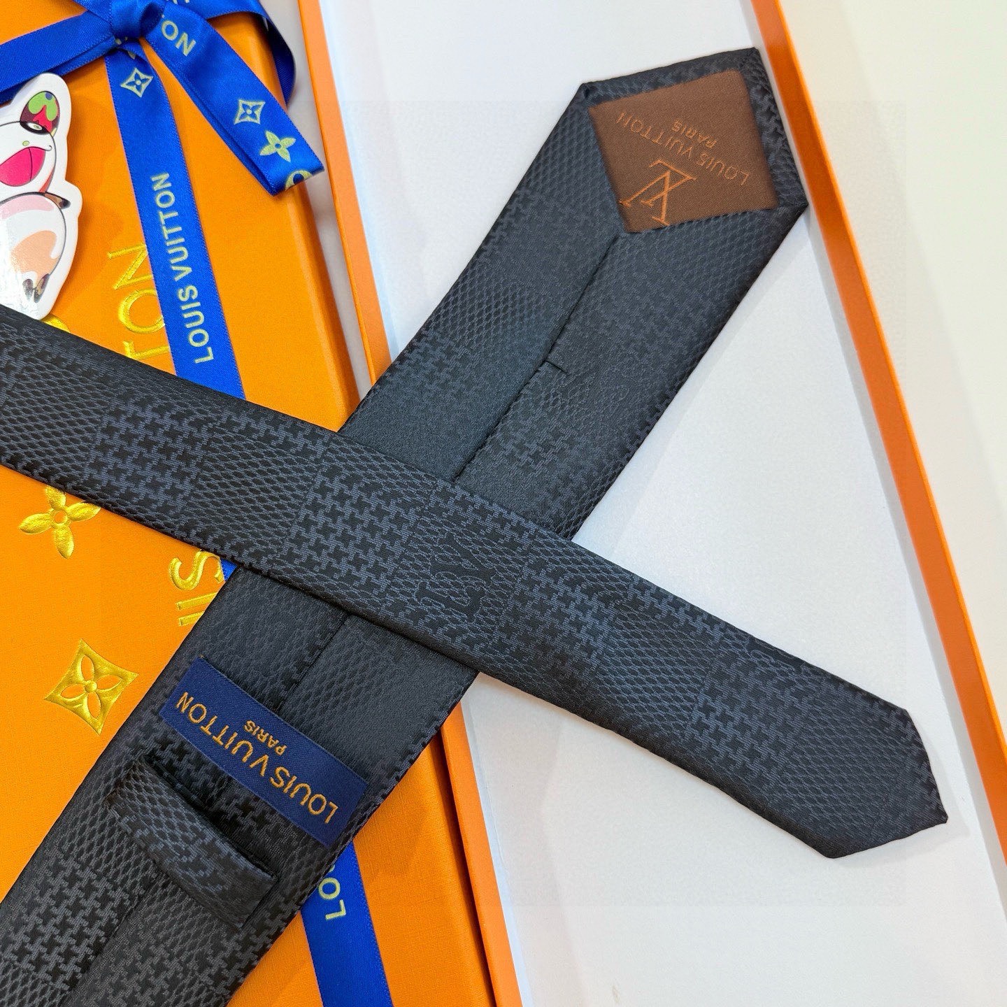 🌾 专柜同步新款 LV棋盘格领带👔👔，稀有😻😻展现精湛手工与时尚优雅的理想选择，这款领带将标志性的路易威