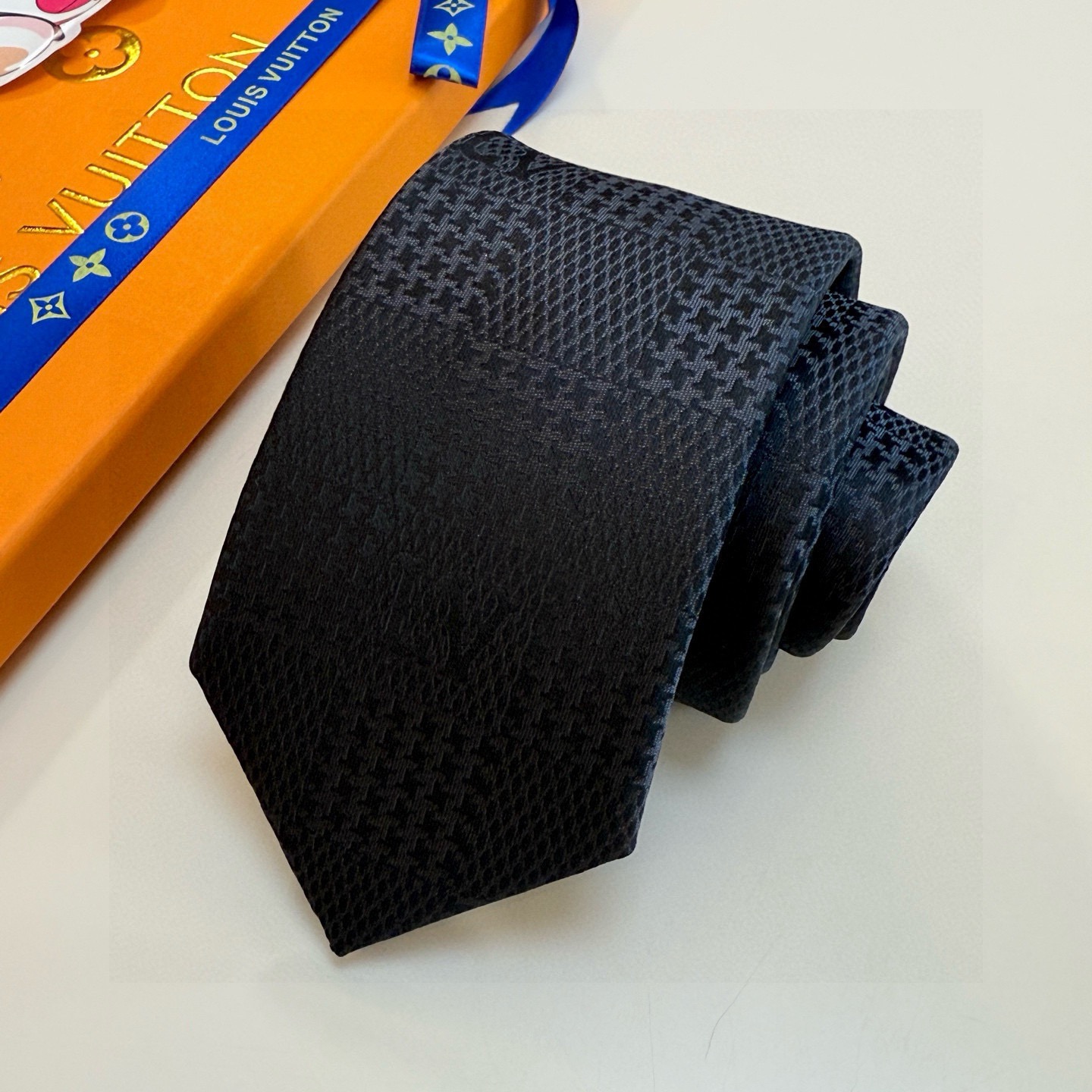 🌾 专柜同步新款 LV棋盘格领带👔👔，稀有😻😻展现精湛手工与时尚优雅的理想选择，这款领带将标志性的路易威