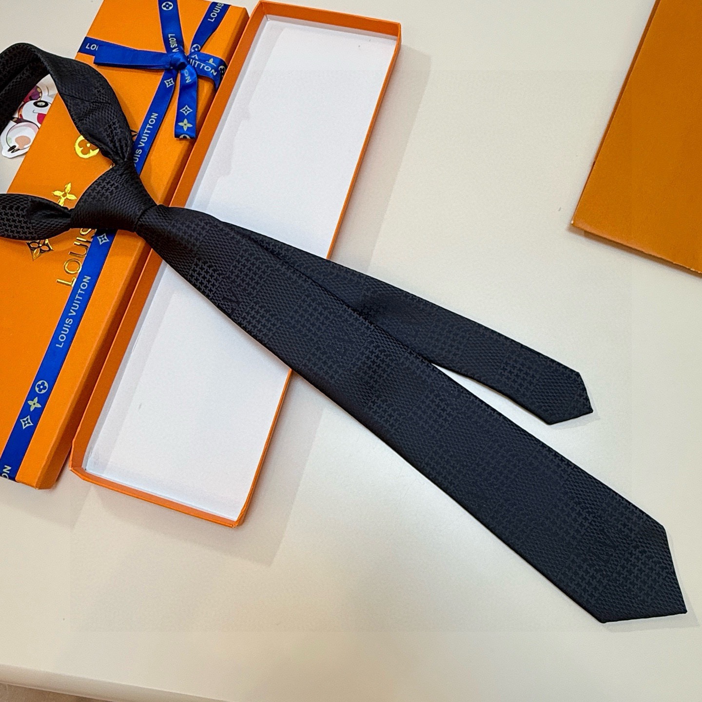 🌾 专柜同步新款 LV棋盘格领带👔👔，稀有😻😻展现精湛手工与时尚优雅的理想选择，这款领带将标志性的路易威