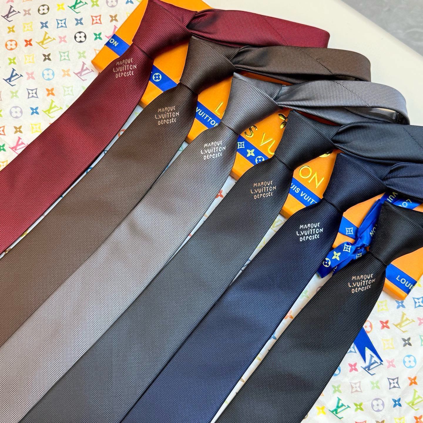 🌾新款Heritage领带 ，LV男士领带系列👔👔，6色，Heritage领带取材细腻桑蚕丝，以简约笔触