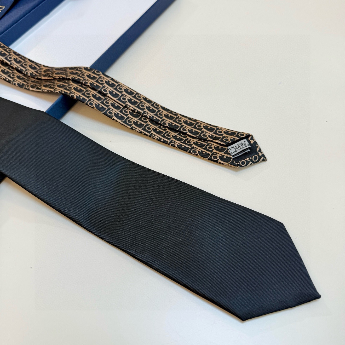 🌾 Dior家款新领带 👔👔Dior男士CD提领花带 稀有展现精湛工手与时尚优雅理的想选择，这采款用DO