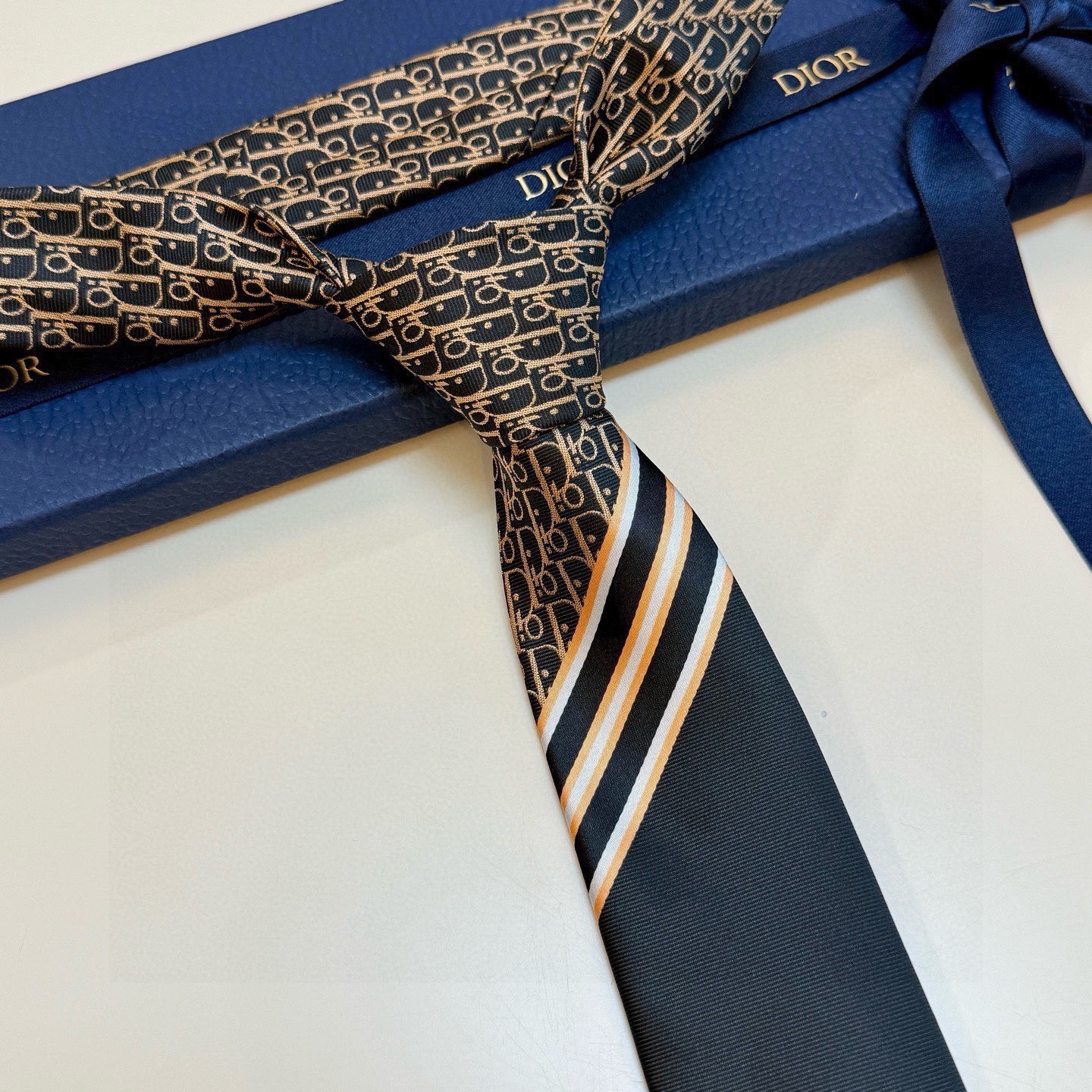 🌾 Dior家款新领带 👔👔Dior男士CD提领花带 稀有展现精湛工手与时尚优雅理的想选择，这采款用DO