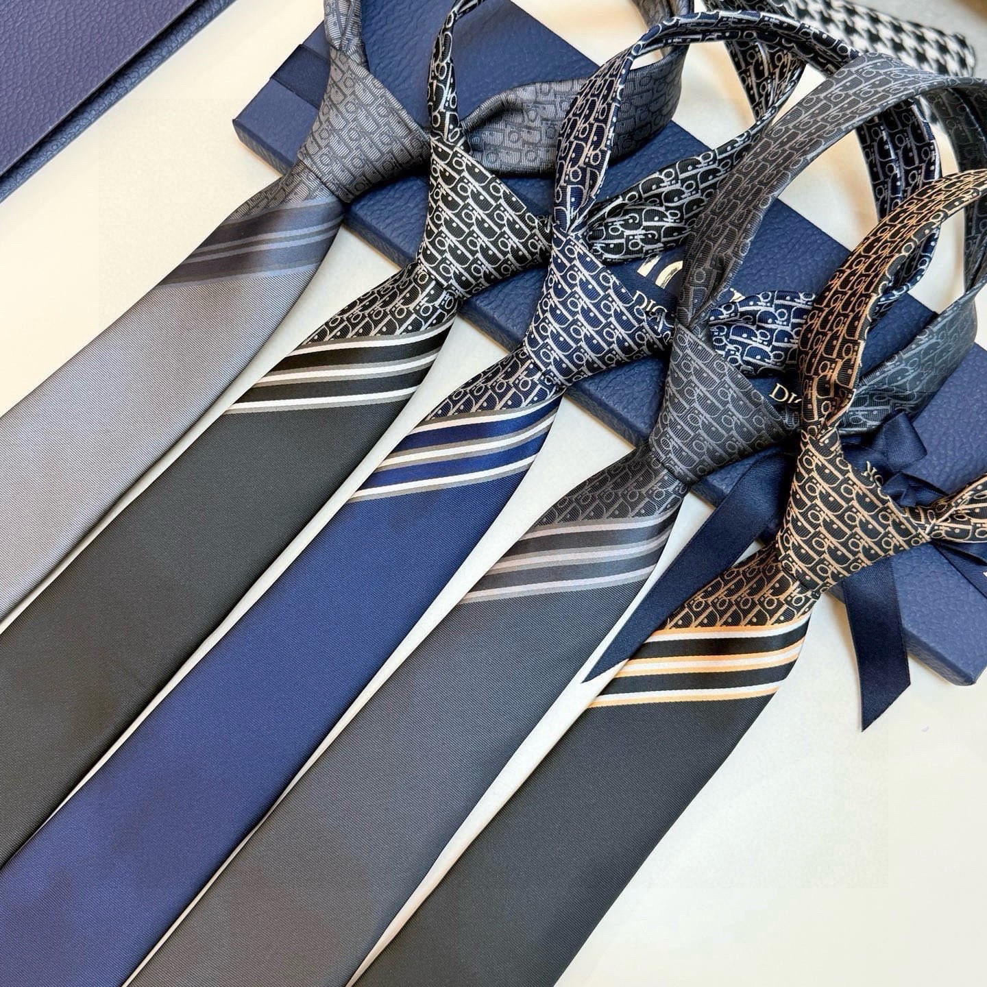 🌾 Dior家款新领带 👔👔Dior男士CD提领花带 稀有展现精湛工手与时尚优雅理的想选择，这采款用DO