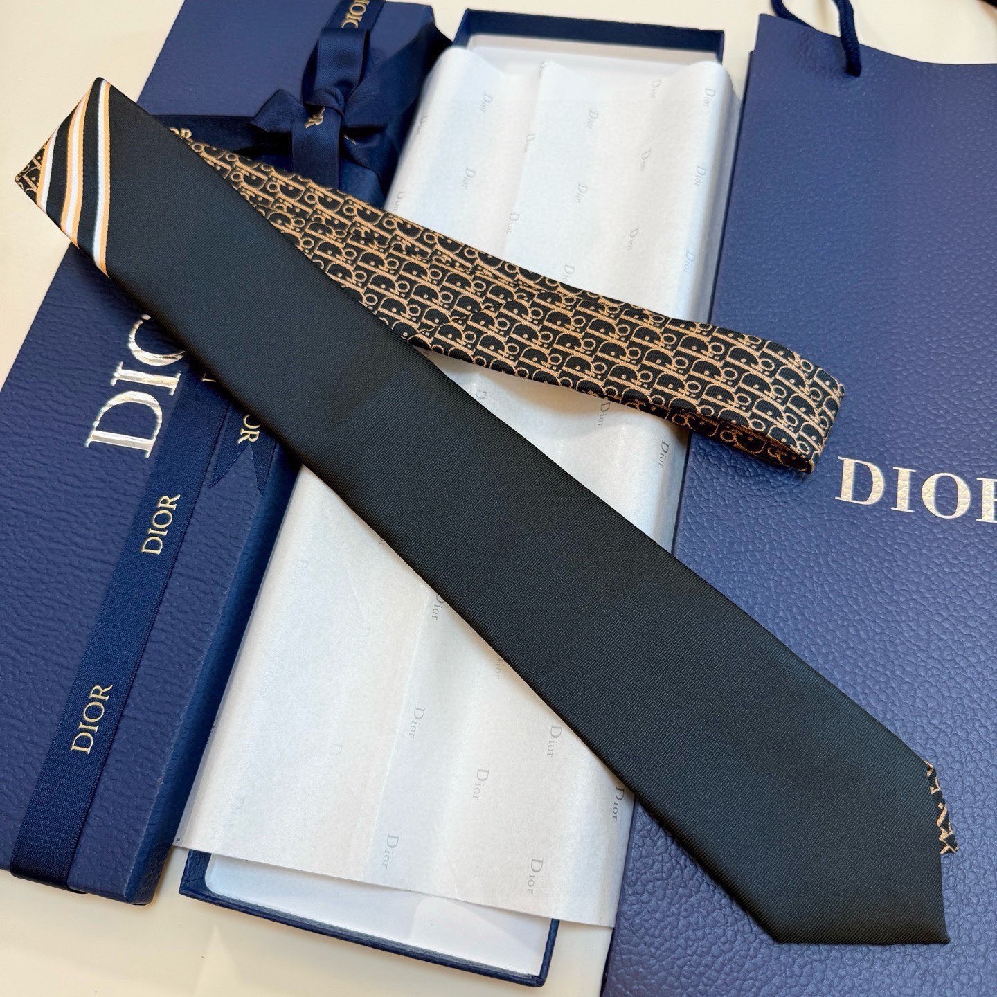 🌾 Dior家款新领带 👔👔Dior男士CD提领花带 稀有展现精湛工手与时尚优雅理的想选择，这采款用DO