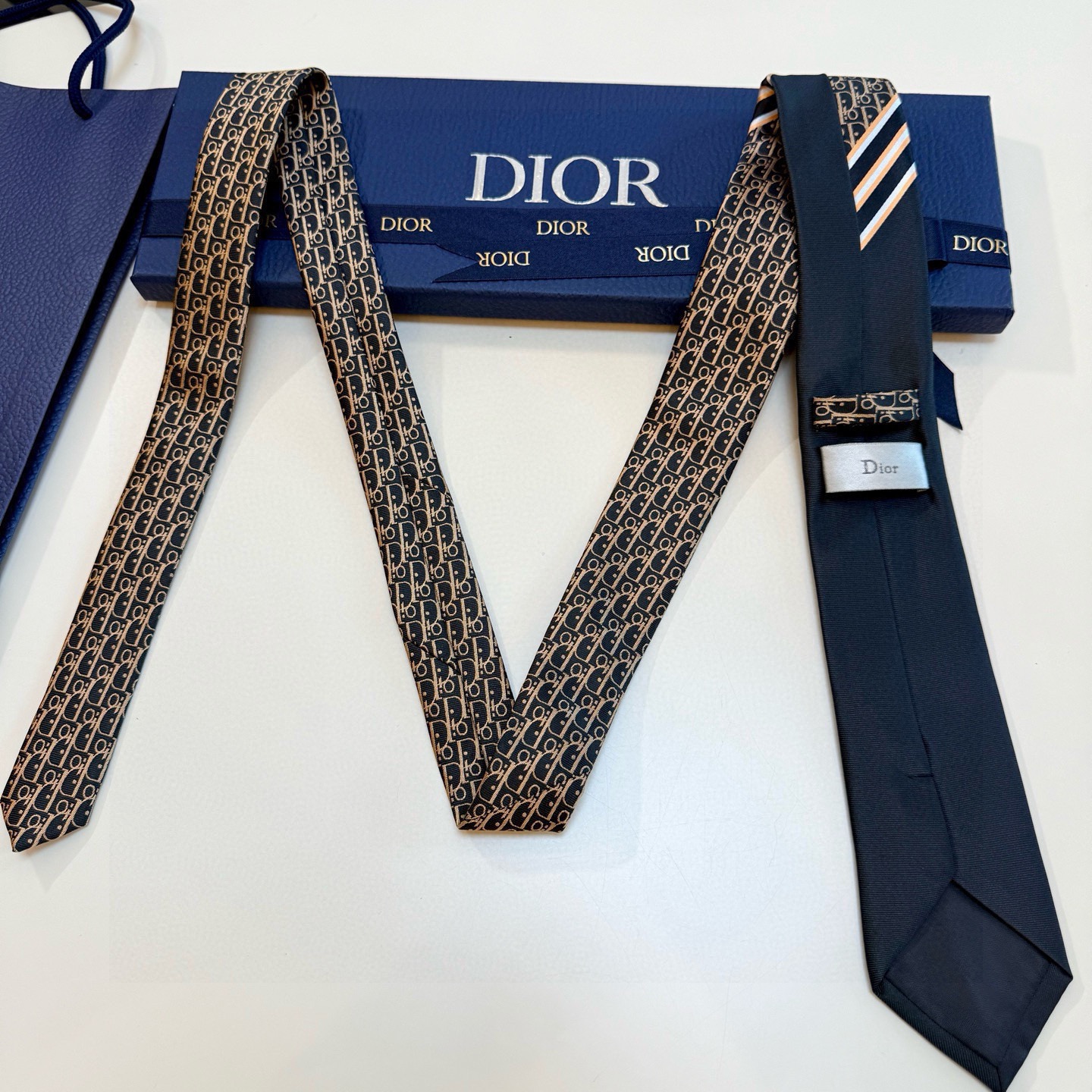 🌾 Dior家款新领带 👔👔Dior男士CD提领花带 稀有展现精湛工手与时尚优雅理的想选择，这采款用DO
