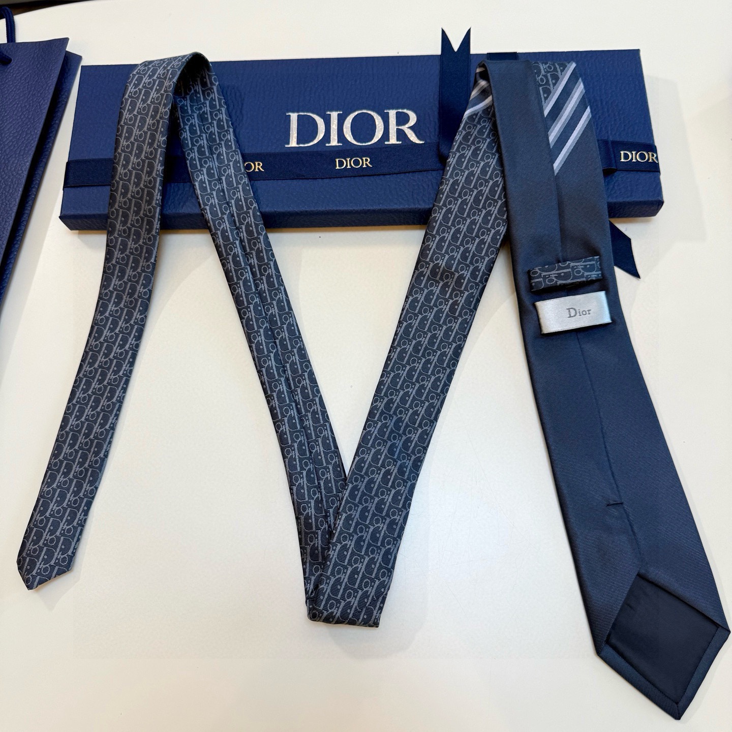 🌾 Dior家款新领带 👔👔Dior男士CD提领花带 稀有展现精湛工手与时尚优雅理的想选择，这采款用DO