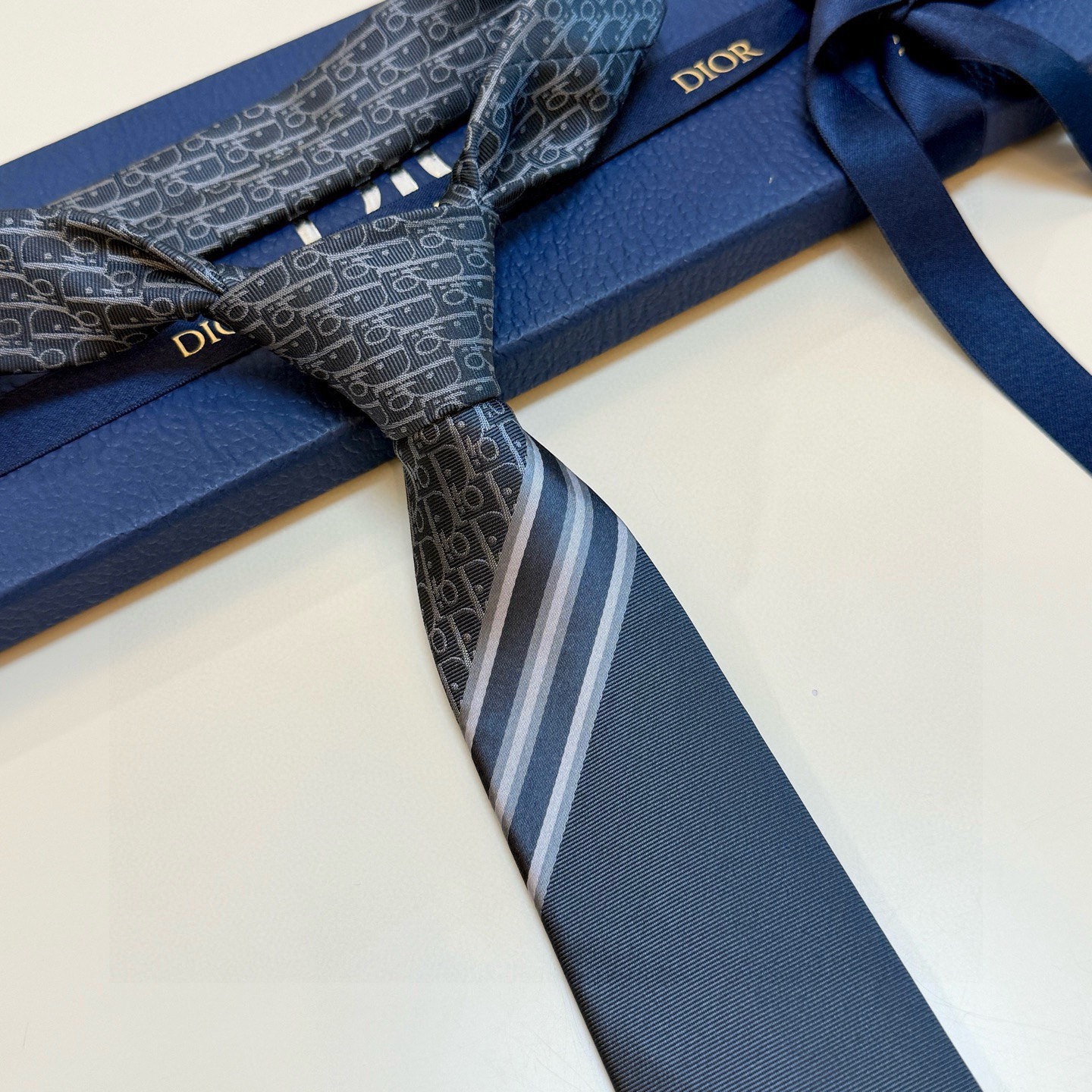 🌾 Dior家款新领带 👔👔Dior男士CD提领花带 稀有展现精湛工手与时尚优雅理的想选择，这采款用DO