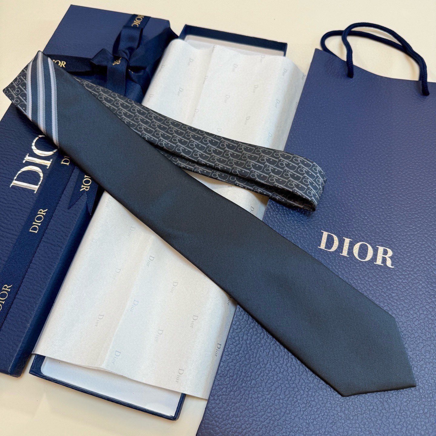 🌾 Dior家款新领带 👔👔Dior男士CD提领花带 稀有展现精湛工手与时尚优雅理的想选择，这采款用DO