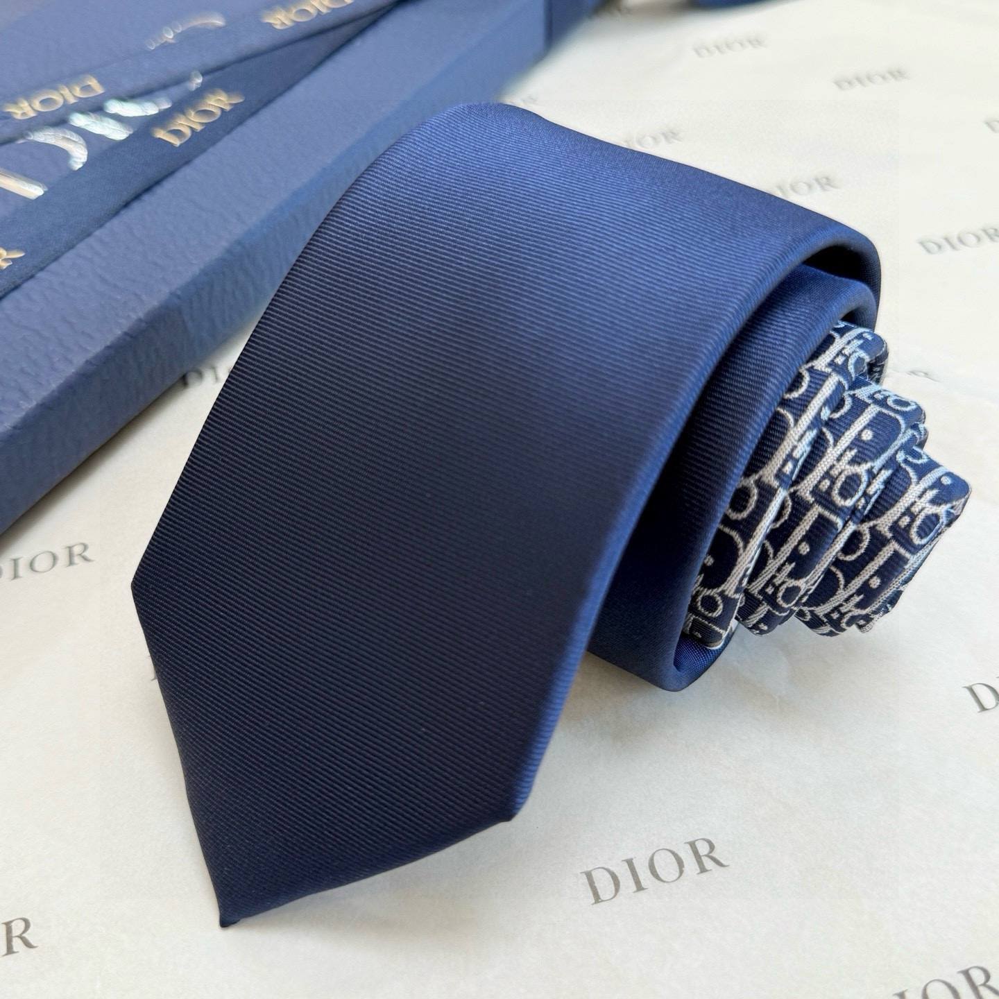 🌾 Dior家款新领带 👔👔Dior男士CD提领花带 稀有展现精湛工手与时尚优雅理的想选择，这采款用DO