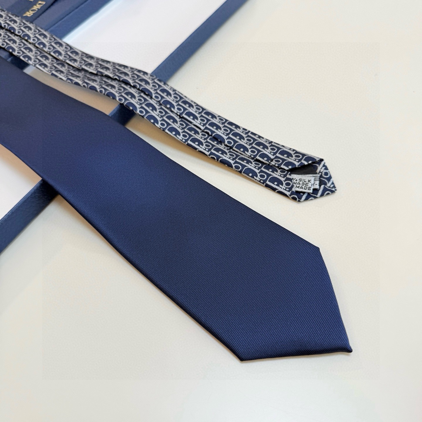 🌾 Dior家款新领带 👔👔Dior男士CD提领花带 稀有展现精湛工手与时尚优雅理的想选择，这采款用DO