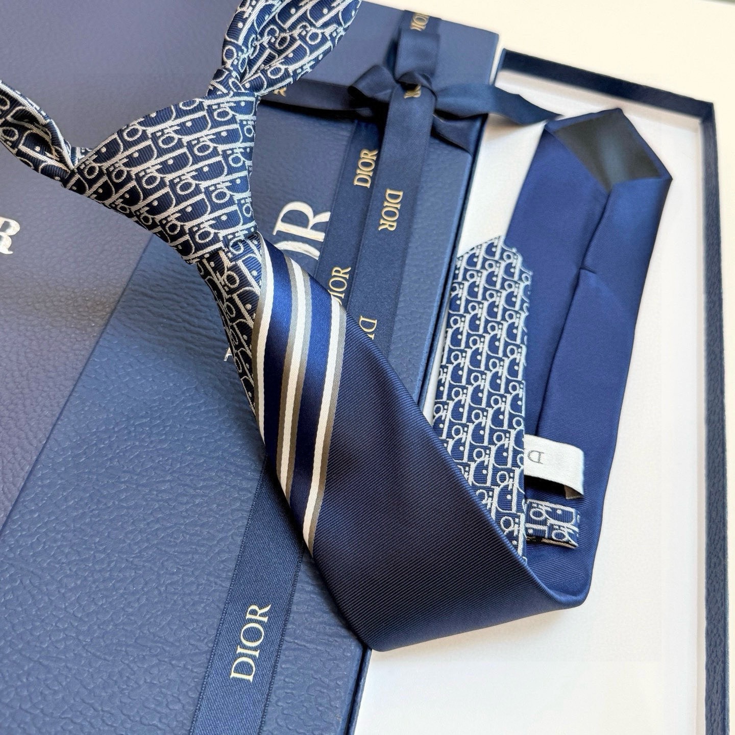 🌾 Dior家款新领带 👔👔Dior男士CD提领花带 稀有展现精湛工手与时尚优雅理的想选择，这采款用DO