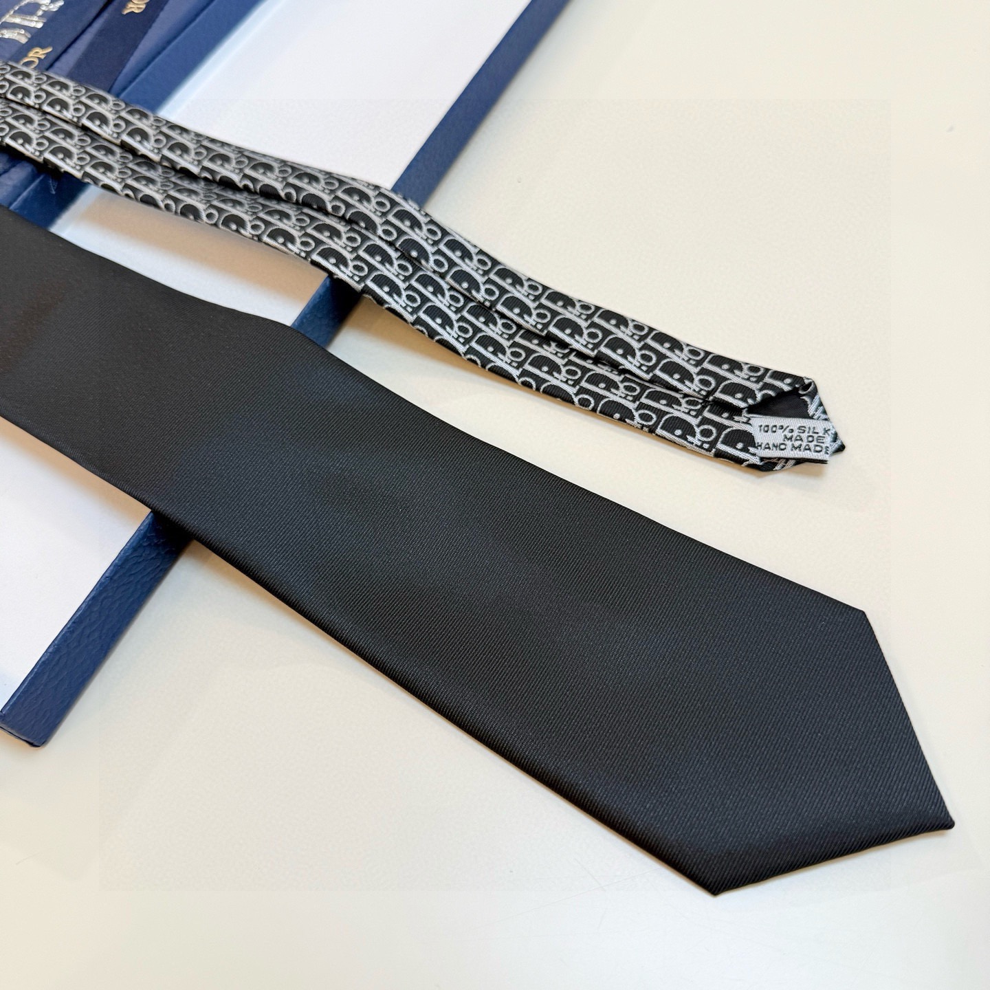 🌾 Dior家款新领带 👔👔Dior男士CD提领花带 稀有展现精湛工手与时尚优雅理的想选择，这采款用DO