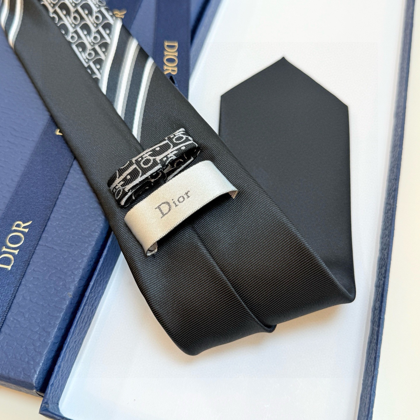 🌾 Dior家款新领带 👔👔Dior男士CD提领花带 稀有展现精湛工手与时尚优雅理的想选择，这采款用DO