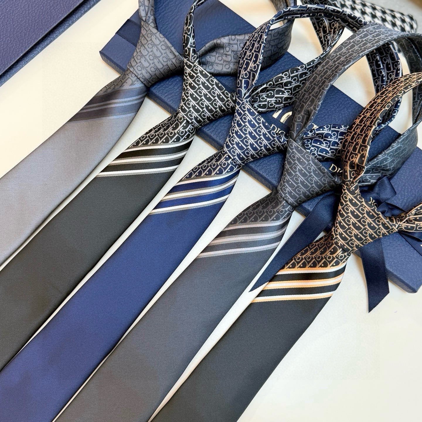 🌾 Dior家款新领带 👔👔Dior男士CD提领花带 稀有展现精湛工手与时尚优雅理的想选择，这采款用DO