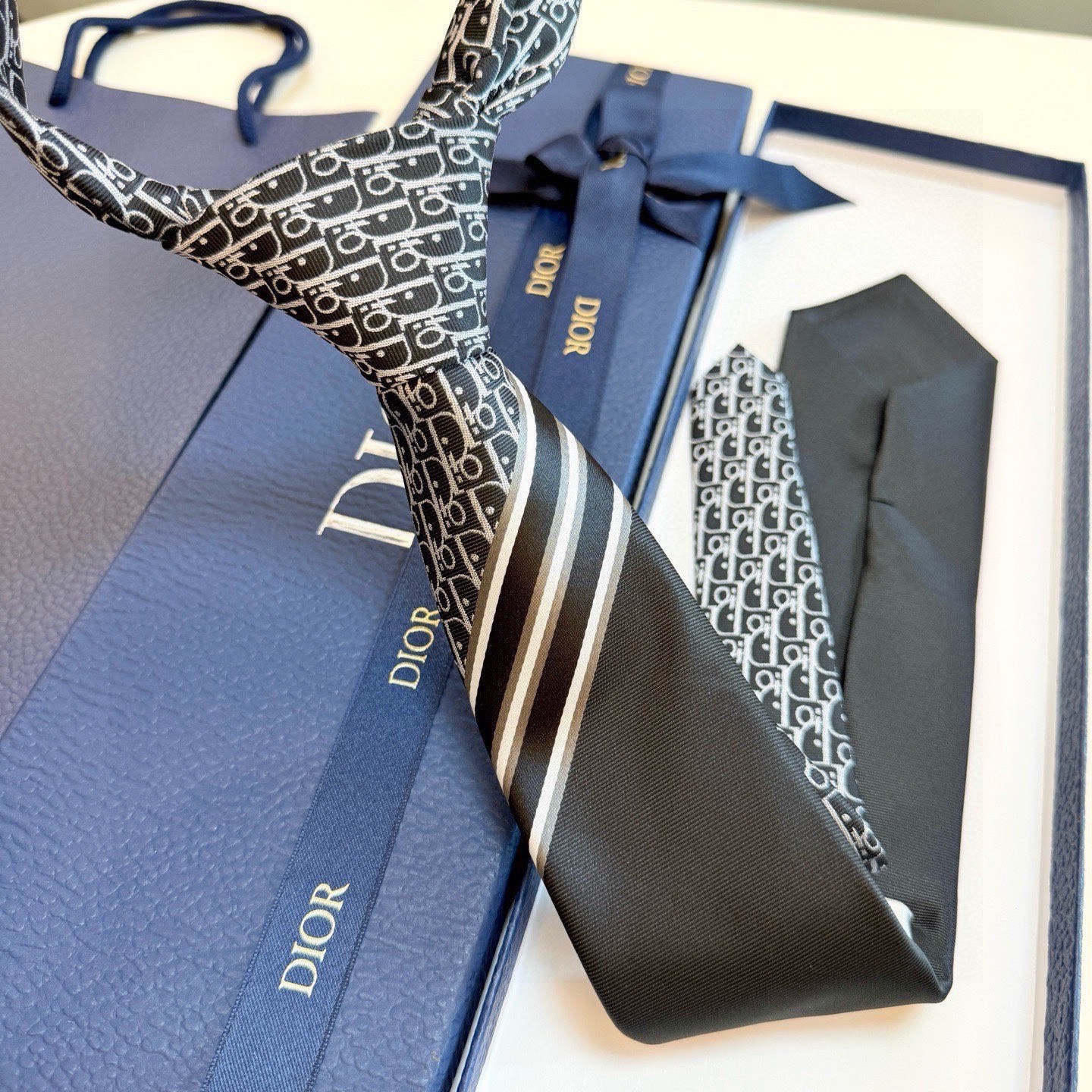 🌾 Dior家款新领带 👔👔Dior男士CD提领花带 稀有展现精湛工手与时尚优雅理的想选择，这采款用DO