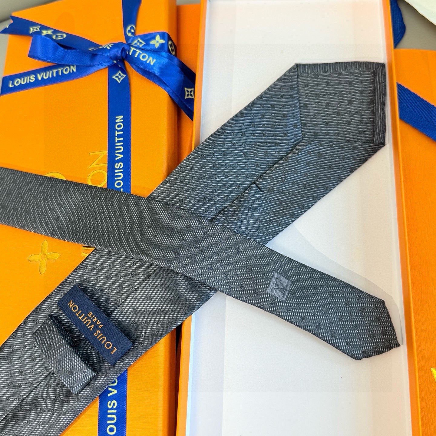 🌾 专柜同歩👔Lv男士领带系列，精致的小Logo提花，低调奢华大气的配色，这款领带将Lv标志性的Dami