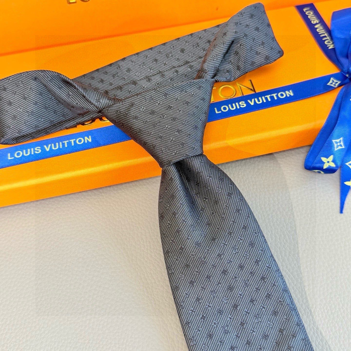 🌾 专柜同歩👔Lv男士领带系列，精致的小Logo提花，低调奢华大气的配色，这款领带将Lv标志性的Dami