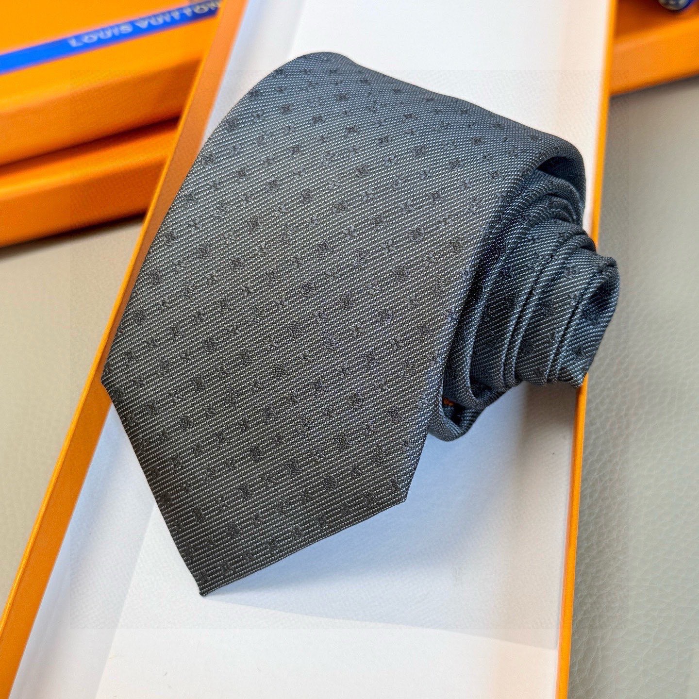 🌾 专柜同歩👔Lv男士领带系列，精致的小Logo提花，低调奢华大气的配色，这款领带将Lv标志性的Dami