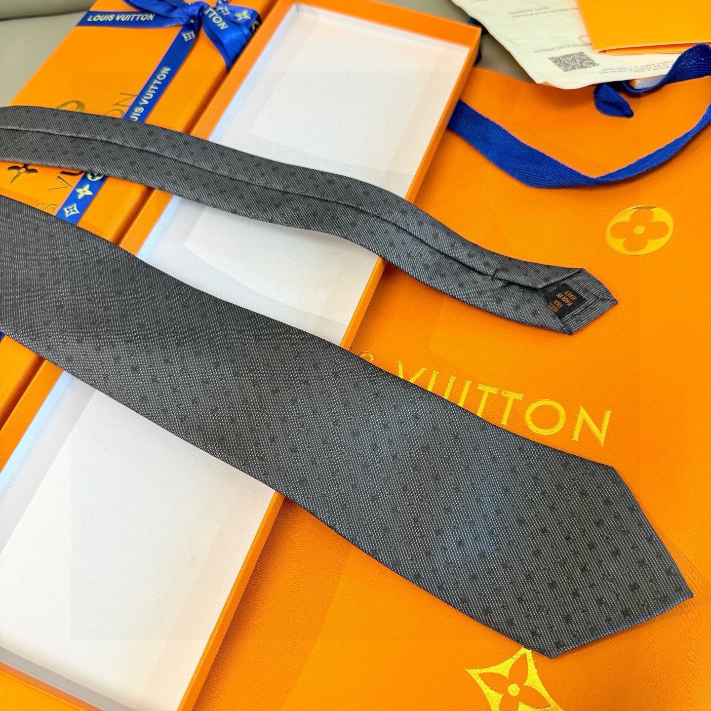 🌾 专柜同歩👔Lv男士领带系列，精致的小Logo提花，低调奢华大气的配色，这款领带将Lv标志性的Dami