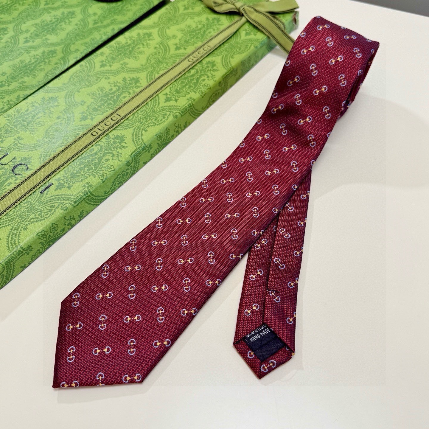 🌾官方同步古奇男款领带【GG马衔扣领带】👔👔，稀有🐝🐝展现精湛手工与时尚优雅的理想选择，这款领带将标志性