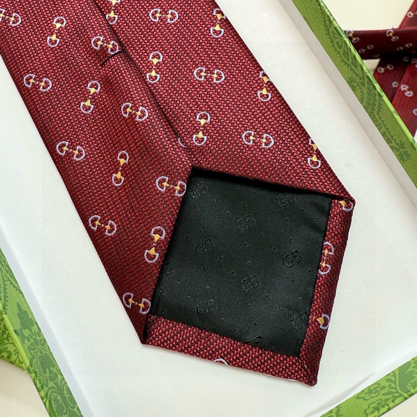 🌾官方同步古奇男款领带【GG马衔扣领带】👔👔，稀有🐝🐝展现精湛手工与时尚优雅的理想选择，这款领带将标志性