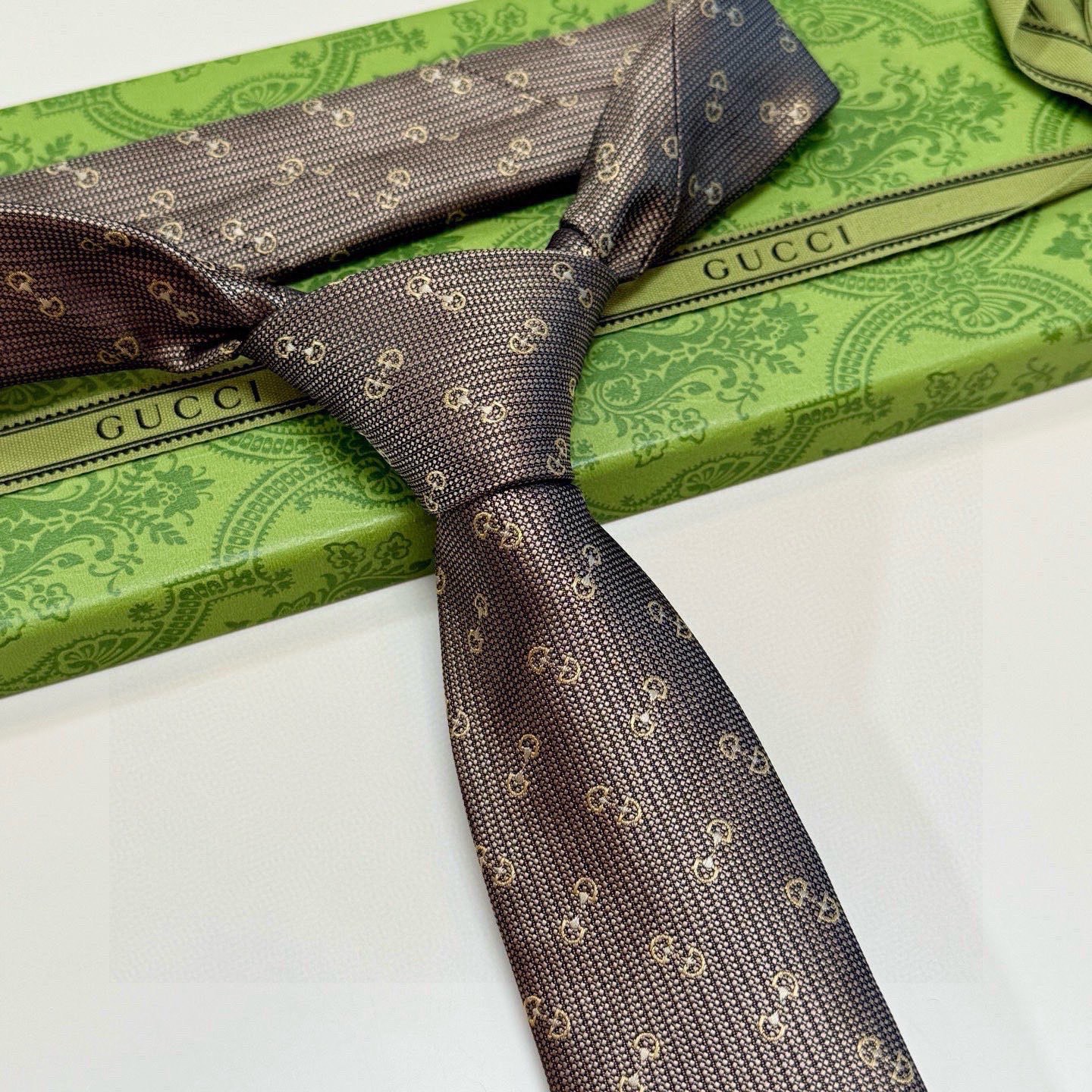 🌾官方同步古奇男款领带【GG马衔扣领带】👔👔，稀有🐝🐝展现精湛手工与时尚优雅的理想选择，这款领带将标志性