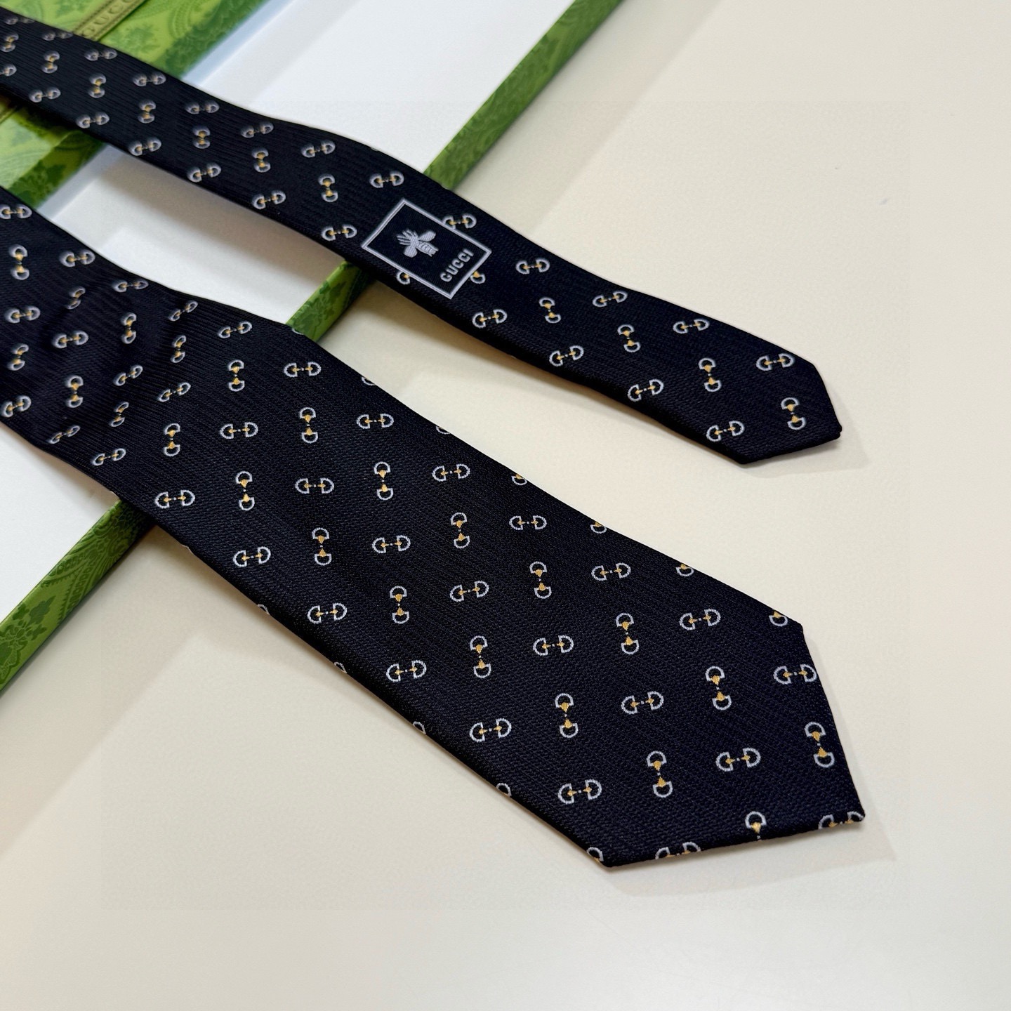 🌾官方同步古奇男款领带【GG马衔扣领带】👔👔，稀有🐝🐝展现精湛手工与时尚优雅的理想选择，这款领带将标志性