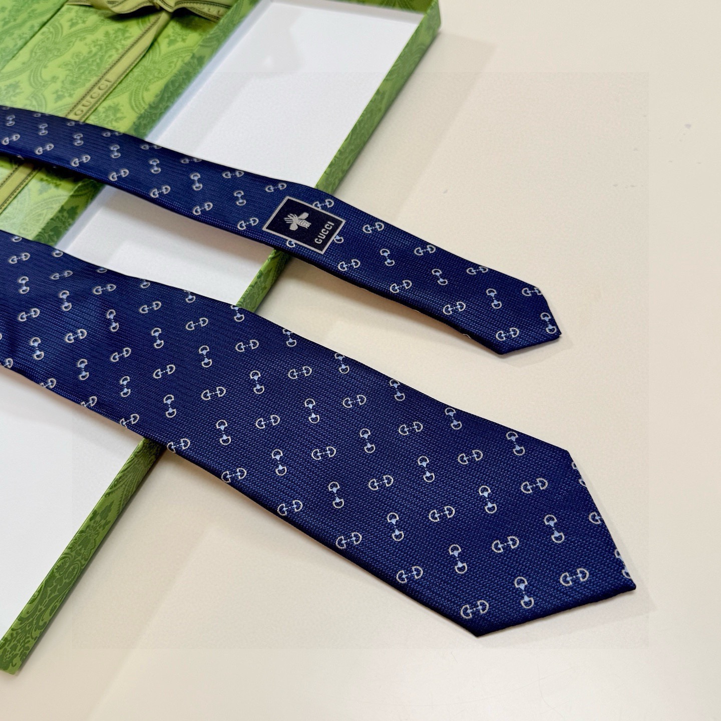 🌾官方同步古奇男款领带【GG马衔扣领带】👔👔，稀有🐝🐝展现精湛手工与时尚优雅的理想选择，这款领带将标志性