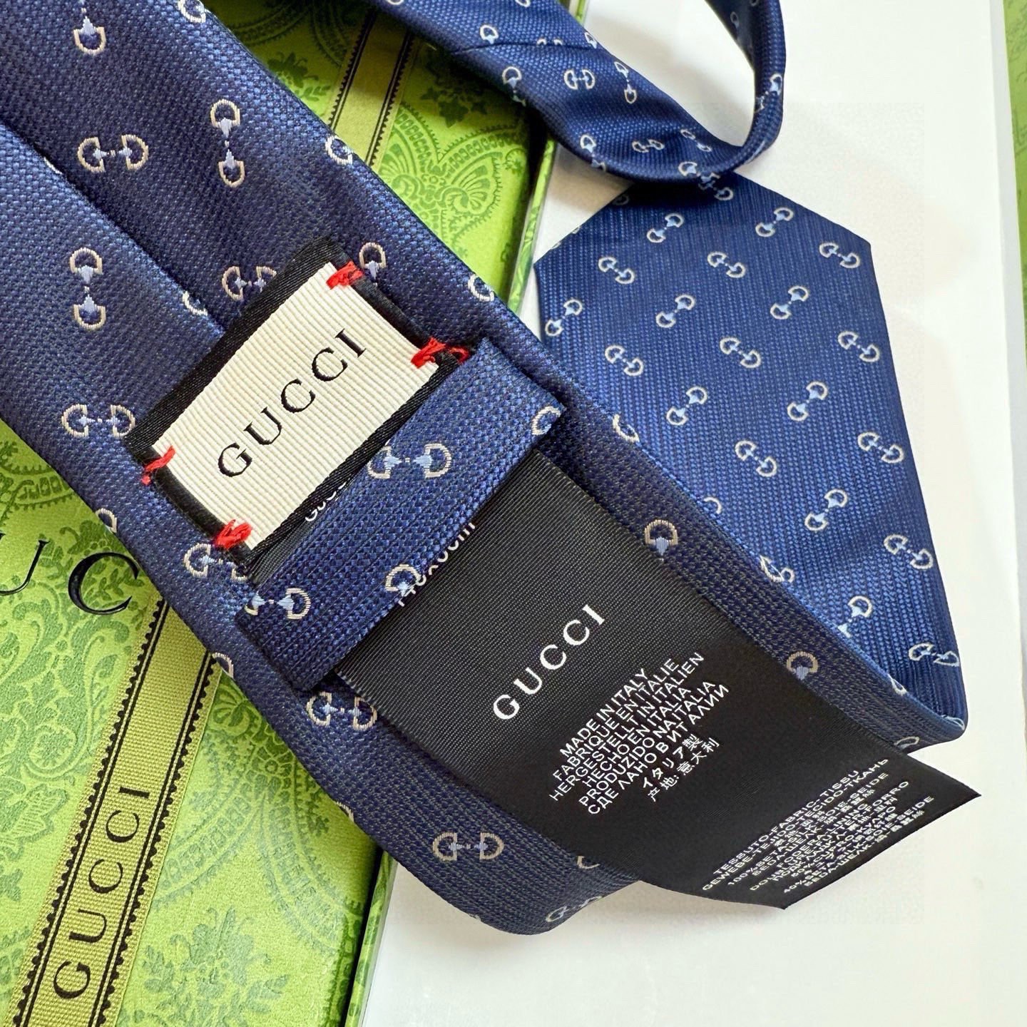 🌾官方同步古奇男款领带【GG马衔扣领带】👔👔，稀有🐝🐝展现精湛手工与时尚优雅的理想选择，这款领带将标志性