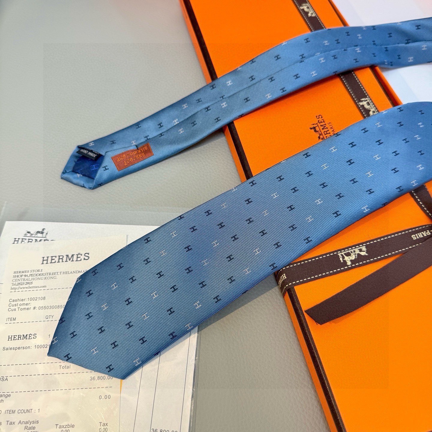 🌾 三色，官方同步新款“H”正从银河划过。稀有H家每年都有一千条不同印花的领带面世，从最初的多以几何图案