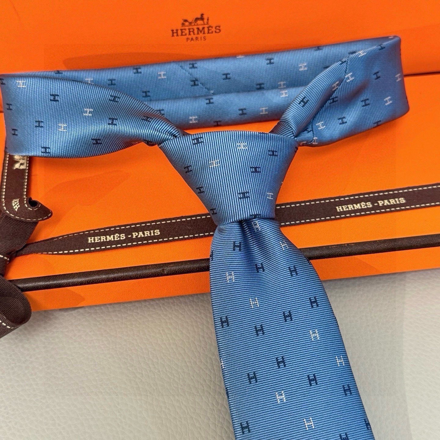 🌾 三色，官方同步新款“H”正从银河划过。稀有H家每年都有一千条不同印花的领带面世，从最初的多以几何图案