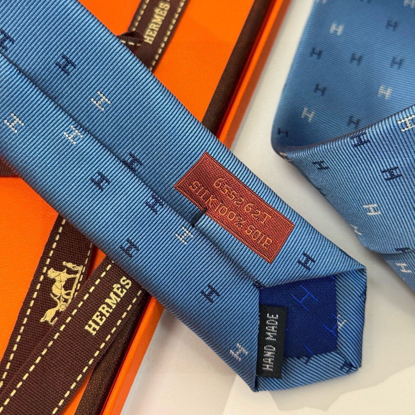 🌾 三色，官方同步新款“H”正从银河划过。稀有H家每年都有一千条不同印花的领带面世，从最初的多以几何图案