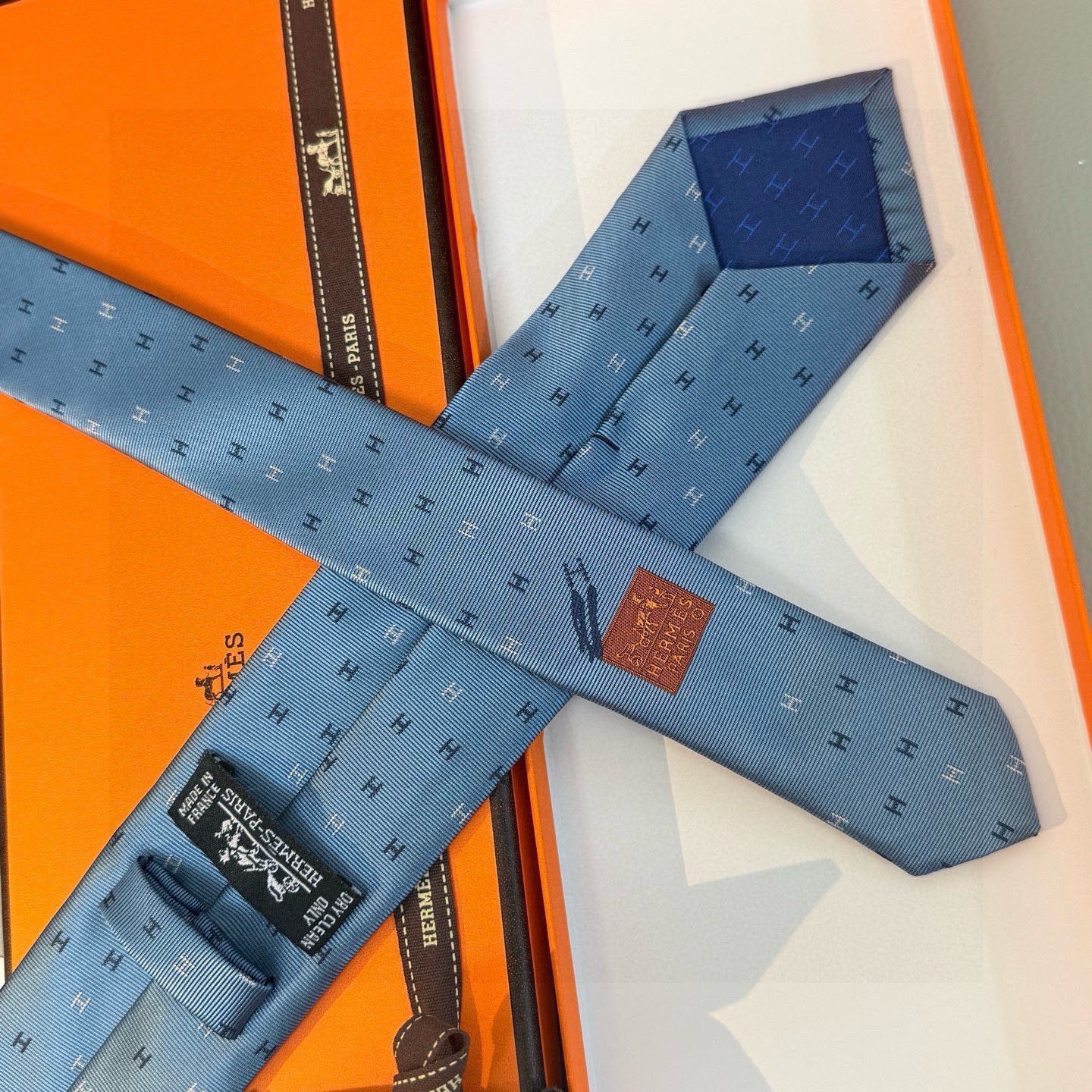 🌾 三色，官方同步新款“H”正从银河划过。稀有H家每年都有一千条不同印花的领带面世，从最初的多以几何图案