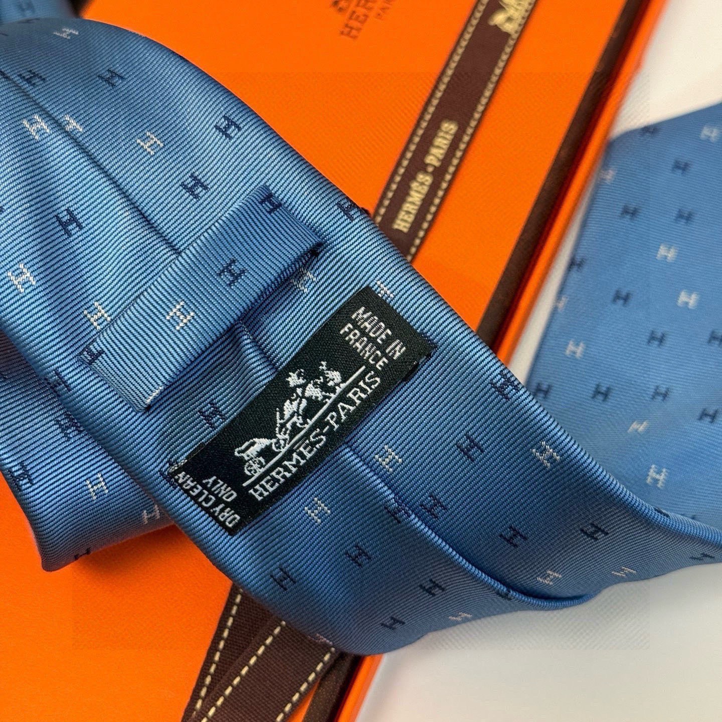 🌾 三色，官方同步新款“H”正从银河划过。稀有H家每年都有一千条不同印花的领带面世，从最初的多以几何图案