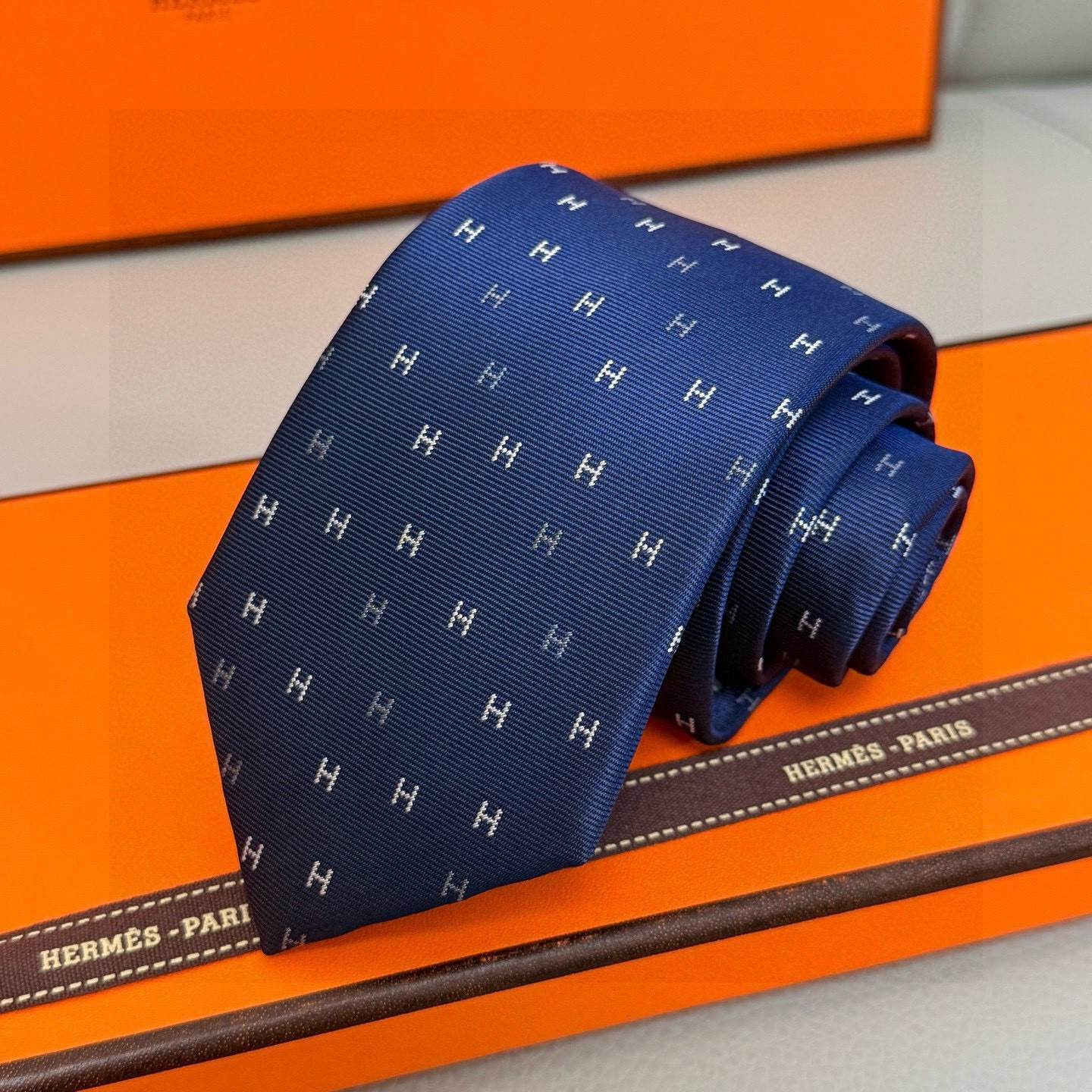 🌾 三色，官方同步新款“H”正从银河划过。稀有H家每年都有一千条不同印花的领带面世，从最初的多以几何图案
